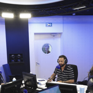 Exclusif - Raymond Aabou, Eric Zemmour, Cyril Hanouna - C.Hanouna avec ses chroniqueurs G.Maillet, E.Naulleau, G.Le Bret, V.Benaim, R.Aabou, et les invités du jour, P.Praud, M.Vallet, E.Zemmour et M.Valls, aux commandes de l'émission "On Marche Sur La Tête" diffusée en direct sur les ondes de radio Europe 1, à Paris, France, le 17 juin 2024. © Jack Tribeca/Bestimage 