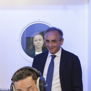 Exclusif - Cyril Hanouna et Eric Zemmour - C.Hanouna avec ses chroniqueurs G.Maillet, E.Naulleau, G.Le Bret, V.Benaim, R.Aabou, et les invités du jour, P.Praud, M.Vallet, E.Zemmour et M.Valls, aux commandes de l'émission "On Marche Sur La Tête" diffusée en direct sur les ondes de radio Europe 1, à Paris, France, le 17 juin 2024. © Jack Tribeca/Bestimage 