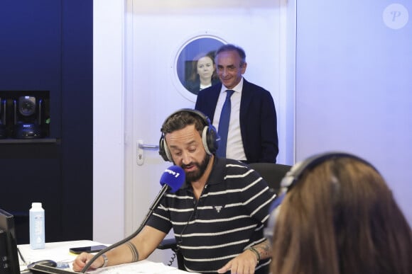 Exclusif - Cyril Hanouna et Eric Zemmour - C.Hanouna avec ses chroniqueurs G.Maillet, E.Naulleau, G.Le Bret, V.Benaim, R.Aabou, et les invités du jour, P.Praud, M.Vallet, E.Zemmour et M.Valls, aux commandes de l'émission "On Marche Sur La Tête" diffusée en direct sur les ondes de radio Europe 1, à Paris, France, le 17 juin 2024. © Jack Tribeca/Bestimage 