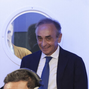 Exclusif - Cyril Hanouna et Eric Zemmour - C.Hanouna avec ses chroniqueurs G.Maillet, E.Naulleau, G.Le Bret, V.Benaim, R.Aabou, et les invités du jour, P.Praud, M.Vallet, E.Zemmour et M.Valls, aux commandes de l'émission "On Marche Sur La Tête" diffusée en direct sur les ondes de radio Europe 1, à Paris, France, le 17 juin 2024. © Jack Tribeca/Bestimage 