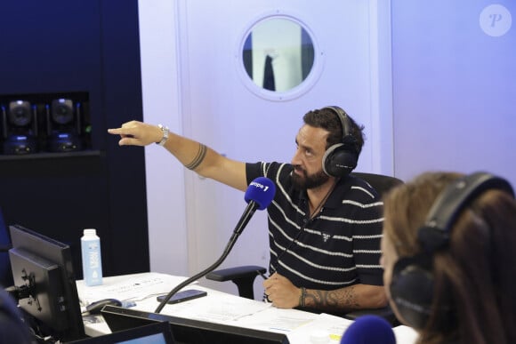 Exclusif - Cyril Hanouna - C.Hanouna avec ses chroniqueurs G.Maillet, E.Naulleau, G.Le Bret, V.Benaim, R.Aabou, et les invités du jour, P.Praud, M.Vallet, E.Zemmour et M.Valls, aux commandes de l'émission "On Marche Sur La Tête" diffusée en direct sur les ondes de radio Europe 1, à Paris, France, le 17 juin 2024. © Jack Tribeca/Bestimage 