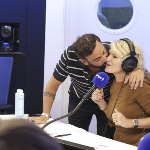 Exclusif - Cyril Hanouna et Sophie Davant - C.Hanouna avec ses chroniqueurs G.Maillet, E.Naulleau, G.Le Bret, V.Benaim, R.Aabou, et les invités du jour, P.Praud, M.Vallet, E.Zemmour et M.Valls, aux commandes de l'émission "On Marche Sur La Tête" diffusée en direct sur les ondes de radio Europe 1, à Paris, France, le 17 juin 2024. © Jack Tribeca/Bestimage 