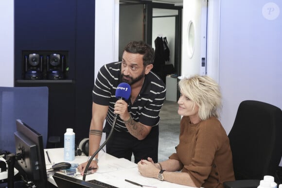 Exclusif - Cyril Hanouna et Sophie Davant - C.Hanouna avec ses chroniqueurs G.Maillet, E.Naulleau, G.Le Bret, V.Benaim, R.Aabou, et les invités du jour, P.Praud, M.Vallet, E.Zemmour et M.Valls, aux commandes de l'émission "On Marche Sur La Tête" diffusée en direct sur les ondes de radio Europe 1, à Paris, France, le 17 juin 2024. © Jack Tribeca/Bestimage 