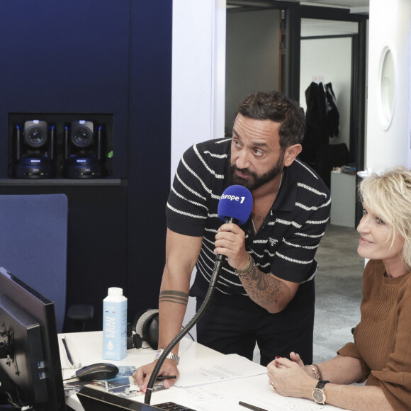 Exclusif - Cyril Hanouna et Sophie Davant - C.Hanouna avec ses chroniqueurs G.Maillet, E.Naulleau, G.Le Bret, V.Benaim, R.Aabou, et les invités du jour, P.Praud, M.Vallet, E.Zemmour et M.Valls, aux commandes de l'émission "On Marche Sur La Tête" diffusée en direct sur les ondes de radio Europe 1, à Paris, France, le 17 juin 2024. © Jack Tribeca/Bestimage 