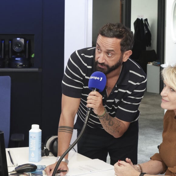 Exclusif - Cyril Hanouna et Sophie Davant - C.Hanouna avec ses chroniqueurs G.Maillet, E.Naulleau, G.Le Bret, V.Benaim, R.Aabou, et les invités du jour, P.Praud, M.Vallet, E.Zemmour et M.Valls, aux commandes de l'émission "On Marche Sur La Tête" diffusée en direct sur les ondes de radio Europe 1, à Paris, France, le 17 juin 2024. © Jack Tribeca/Bestimage 