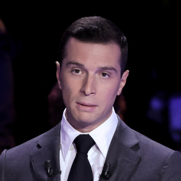 Jordan Bardella, Rassemblement National - Les principales têtes de liste aux élections européennes débattent sur le plateau de télévision CNEWS, présentés par Laurence Ferarri et Pierre de Vilno, Paris, le 30 mai 2024. © Stéphane Lemouton / Bestimage 