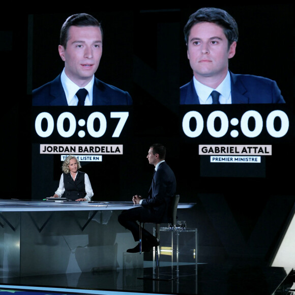 Le président du parti d'extrême droite français Rassemblement national (RN) et principal candidat aux élections européennes du 9 juin, Jordan Bardella et le Premier ministre français Gabriel Attal assistent à un débat organisé par la journaliste Caroline Roux sur France 2 à Aubervilliers le 23 mai 2024. © Thomas Samson/Pool/Bestimage 