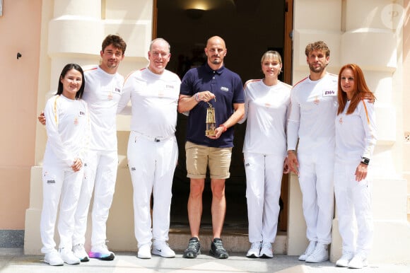 Pour l'arrivée de la flamme olympique dans la principauté ce mardi.
Alexandra Coletti, Charles Leclerc, la princesse Charlène de Monaco, le prince Albert II de Monaco, Xiaoxin Yang et Rudy Rinaldi lors du relais de la Flamme Olympique des Jeux olympiques d'été de Paris 2024 à Monaco, le 18 juin 2024. Paris se prépare à accueillir les XXXIIIèmes Jeux Olympiques d'été, du 26 juillet au 11 août 2024. Jean-Charles Vinaj/Pool Monaco/Bestimage .