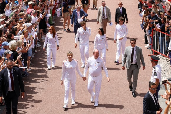 Alexandra Coletti, Charles Leclerc, la princesse Charlène de Monaco, le prince Albert II de Monaco, Xiaoxin Yang et Rudy Rinaldi lors du relais de la Flamme Olympique des Jeux olympiques d'été de Paris 2024 à Monaco, le 18 juin 2024. Paris se prépare à accueillir les XXXIIIèmes Jeux Olympiques d'été, du 26 juillet au 11 août 2024. Jean-Charles Vinaj/Pool Monaco/Bestimage 