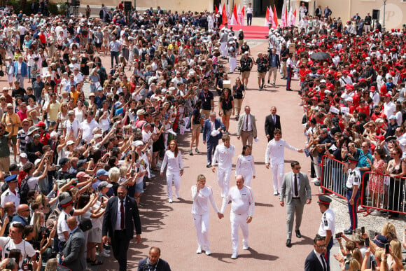 Alexandra Coletti, Charles Leclerc, la princesse Charlène de Monaco, le prince Albert II de Monaco, Xiaoxin Yang et Rudy Rinaldi lors du relais de la Flamme Olympique des Jeux olympiques d'été de Paris 2024 à Monaco, le 18 juin 2024. Paris se prépare à accueillir les XXXIIIèmes Jeux Olympiques d'été, du 26 juillet au 11 août 2024. Jean-Charles Vinaj/Pool Monaco/Bestimage 