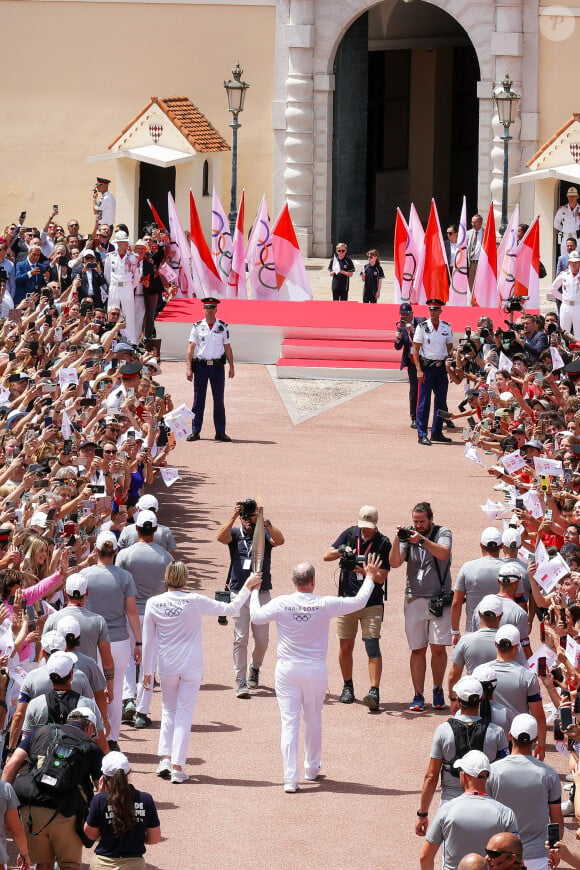 La princesse Charlène et le prince Albert II de Monaco lors du relais de la Flamme Olympique des Jeux olympiques d'été de Paris 2024 à Monaco, le 18 juin 2024. Paris se prépare à accueillir les XXXIIIèmes Jeux Olympiques d'été, du 26 juillet au 11 août 2024. Jean-Charles Vinaj/Pool Monaco/Bestimage 2024.