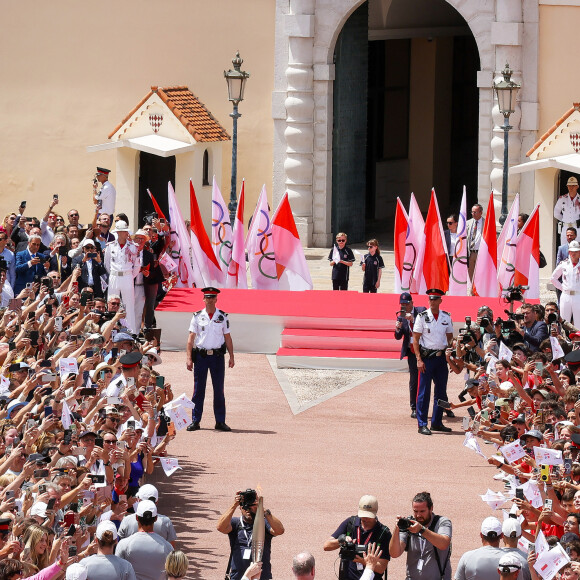 La princesse Charlène et le prince Albert II de Monaco lors du relais de la Flamme Olympique des Jeux olympiques d'été de Paris 2024 à Monaco, le 18 juin 2024. Paris se prépare à accueillir les XXXIIIèmes Jeux Olympiques d'été, du 26 juillet au 11 août 2024. Jean-Charles Vinaj/Pool Monaco/Bestimage 2024.