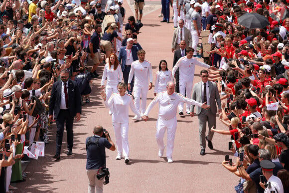 Alexandra Coletti, Charles Leclerc, la princesse Charlène de Monaco, le prince Albert II de Monaco, Xiaoxin Yang et Rudy Rinaldi lors du relais de la Flamme Olympique des Jeux olympiques d'été de Paris 2024 à Monaco, le 18 juin 2024. Paris se prépare à accueillir les XXXIIIèmes Jeux Olympiques d'été, du 26 juillet au 11 août 2024. Jean-Charles Vinaj/Pool Monaco/Bestimage 