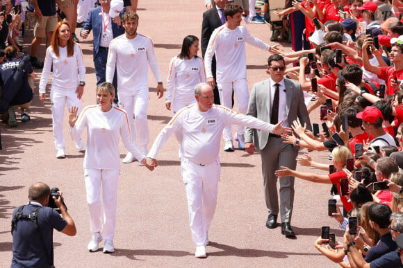 Alexandra Coletti, Charles Leclerc, la princesse Charlène de Monaco, le prince Albert II de Monaco, Xiaoxin Yang et Rudy Rinaldi lors du relais de la Flamme Olympique des Jeux olympiques d'été de Paris 2024 à Monaco, le 18 juin 2024. Paris se prépare à accueillir les XXXIIIèmes Jeux Olympiques d'été, du 26 juillet au 11 août 2024. Jean-Charles Vinaj/Pool Monaco/Bestimage 