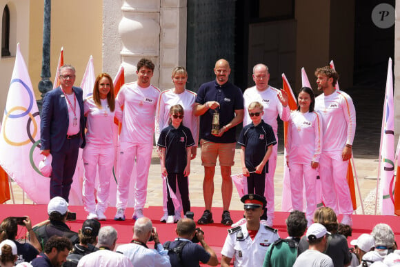 Thierry Rey, Alexandra Coletti, Charles Leclerc, la princesse Charlène de Monaco, la princesse Gabriella de Monaco, comtesse de Carladès, le prince Jacques de Monaco, marquis des Baux, le prince Albert II de Monaco, Xiaoxin Yang et Rudy Rinaldi lors du relais de la Flamme Olympique des Jeux olympiques d'été de Paris 2024 à Monaco, le 18 juin 2024. Paris se prépare à accueillir les XXXIIIèmes Jeux Olympiques d'été, du 26 juillet au 11 août 2024. Jean-Charles Vinaj/Pool Monaco/Bestimage 