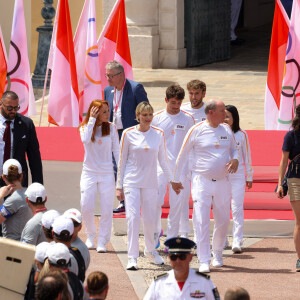 Alexandra Coletti, Charles Leclerc, la princesse Charlène de Monaco, le prince Albert II de Monaco, Xiaoxin Yang et Rudy Rinaldi lors du relais de la Flamme Olympique des Jeux olympiques d'été de Paris 2024 à Monaco, le 18 juin 2024. Paris se prépare à accueillir les XXXIIIèmes Jeux Olympiques d'été, du 26 juillet au 11 août 2024. Jean-Charles Vinaj/Pool Monaco/Bestimage 