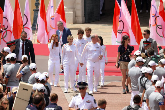 Alexandra Coletti, Charles Leclerc, la princesse Charlène de Monaco, le prince Albert II de Monaco, Xiaoxin Yang et Rudy Rinaldi lors du relais de la Flamme Olympique des Jeux olympiques d'été de Paris 2024 à Monaco, le 18 juin 2024. Paris se prépare à accueillir les XXXIIIèmes Jeux Olympiques d'été, du 26 juillet au 11 août 2024. Jean-Charles Vinaj/Pool Monaco/Bestimage 