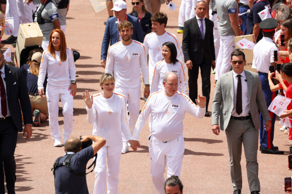 Alexandra Coletti, Charles Leclerc, la princesse Charlène de Monaco, le prince Albert II de Monaco, Xiaoxin Yang et Rudy Rinaldi lors du relais de la Flamme Olympique des Jeux olympiques d'été de Paris 2024 à Monaco, le 18 juin 2024. Paris se prépare à accueillir les XXXIIIèmes Jeux Olympiques d'été, du 26 juillet au 11 août 2024. Jean-Charles Vinaj/Pool Monaco/Bestimage 