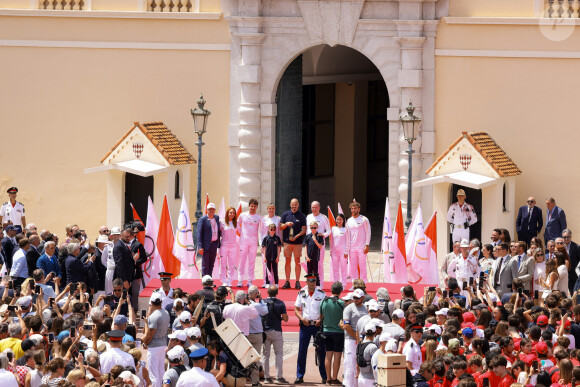 Thierry Rey, Alexandra Coletti, Charles Leclerc, la princesse Charlène de Monaco, la princesse Gabriella de Monaco, comtesse de Carladès, le prince Jacques de Monaco, marquis des Baux, le prince Albert II de Monaco, Xiaoxin Yang et Rudy Rinaldi lors du relais de la Flamme Olympique des Jeux olympiques d'été de Paris 2024 à Monaco, le 18 juin 2024. Paris se prépare à accueillir les XXXIIIèmes Jeux Olympiques d'été, du 26 juillet au 11 août 2024. Jean-Charles Vinaj/Pool Monaco/Bestimage 