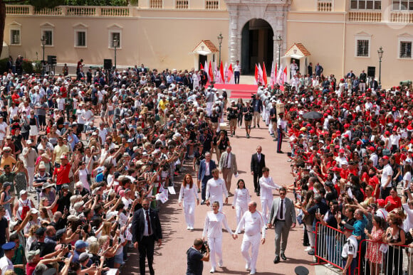 Pour cette grande fete.
Alexandra Coletti, Charles Leclerc, la princesse Charlène de Monaco, le prince Albert II de Monaco, Xiaoxin Yang et Rudy Rinaldi lors du relais de la Flamme Olympique des Jeux olympiques d'été de Paris 2024 à Monaco, le 18 juin 2024. Paris se prépare à accueillir les XXXIIIèmes Jeux Olympiques d'été, du 26 juillet au 11 août 2024. Jean-Charles Vinaj/Pool Monaco/Bestimage 