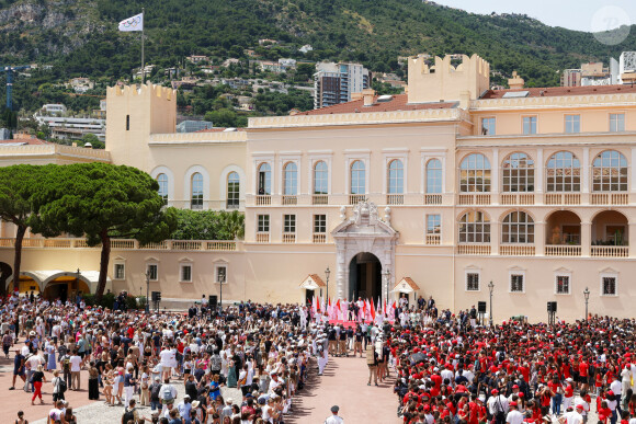 La princesse Charlène de Monaco, la princesse Gabriella de Monaco, comtesse de Carladès, le prince Jacques de Monaco, marquis des Baux, le prince Albert II de Monaco lors du relais de la Flamme Olympique des Jeux olympiques d'été de Paris 2024 à Monaco, le 18 juin 2024. Paris se prépare à accueillir les XXXIIIèmes Jeux Olympiques d'été, du 26 juillet au 11 août 2024. Jean-Charles Vinaj/Pool Monaco/Bestimage 