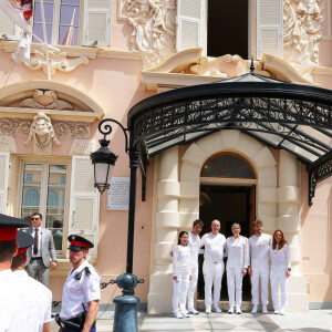 Alexandra Coletti, Charles Leclerc, la princesse Charlène de Monaco, le prince Albert II de Monaco, Xiaoxin Yang et Rudy Rinaldi lors du relais de la Flamme Olympique des Jeux olympiques d'été de Paris 2024 à Monaco, le 18 juin 2024. Paris se prépare à accueillir les XXXIIIèmes Jeux Olympiques d'été, du 26 juillet au 11 août 2024. Jean-Charles Vinaj/Pool Monaco/Bestimage 