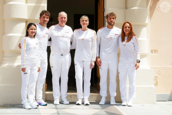 Alexandra Coletti, Charles Leclerc, la princesse Charlène de Monaco, le prince Albert II de Monaco, Xiaoxin Yang et Rudy Rinaldi lors du relais de la Flamme Olympique des Jeux olympiques d'été de Paris 2024 à Monaco, le 18 juin 2024. Paris se prépare à accueillir les XXXIIIèmes Jeux Olympiques d'été, du 26 juillet au 11 août 2024. Jean-Charles Vinaj/Pool Monaco/Bestimage 