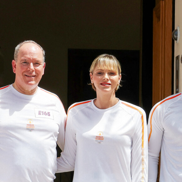 Alexandra Coletti, Charles Leclerc, la princesse Charlène de Monaco, le prince Albert II de Monaco, Xiaoxin Yang et Rudy Rinaldi lors du relais de la Flamme Olympique des Jeux olympiques d'été de Paris 2024 à Monaco, le 18 juin 2024. Paris se prépare à accueillir les XXXIIIèmes Jeux Olympiques d'été, du 26 juillet au 11 août 2024. Jean-Charles Vinaj/Pool Monaco/Bestimage 