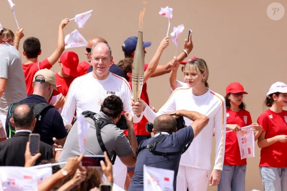 Charlene, elle, avait toujours sa longue frange droite.
La princesse Charlène et le prince Albert II de Monaco lors du relais de la Flamme Olympique des Jeux olympiques d'été de Paris 2024 à Monaco, le 18 juin 2024. Paris se prépare à accueillir les XXXIIIèmes Jeux Olympiques d'été, du 26 juillet au 11 août 2024. Jean-Charles Vinaj/Pool Monaco/Bestimage 