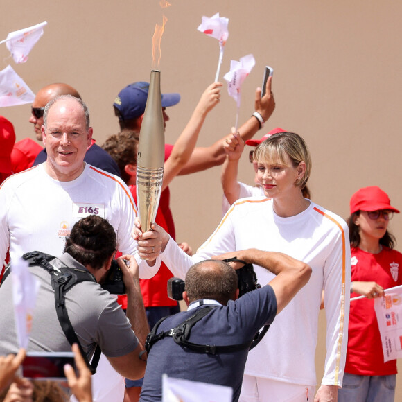 Charlene, elle, avait toujours sa longue frange droite.
La princesse Charlène et le prince Albert II de Monaco lors du relais de la Flamme Olympique des Jeux olympiques d'été de Paris 2024 à Monaco, le 18 juin 2024. Paris se prépare à accueillir les XXXIIIèmes Jeux Olympiques d'été, du 26 juillet au 11 août 2024. Jean-Charles Vinaj/Pool Monaco/Bestimage 