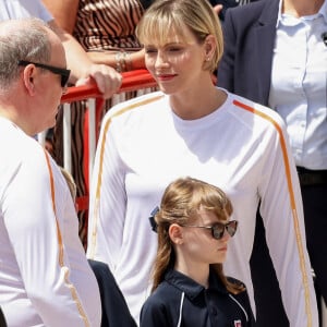 Ce qui lui va à ravir !
La princesse Charlène de Monaco, la princesse Gabriella de Monaco, comtesse de Carladès, le prince Jacques de Monaco, marquis des Baux, le prince Albert II de Monaco lors du relais de la Flamme Olympique des Jeux olympiques d'été de Paris 2024 à Monaco, le 18 juin 2024. Paris se prépare à accueillir les XXXIIIèmes Jeux Olympiques d'été, du 26 juillet au 11 août 2024. Jean-Charles Vinaj/Pool Monaco/Bestimage 