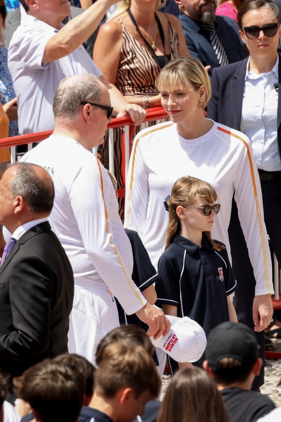 Ce qui lui va à ravir !
La princesse Charlène de Monaco, la princesse Gabriella de Monaco, comtesse de Carladès, le prince Jacques de Monaco, marquis des Baux, le prince Albert II de Monaco lors du relais de la Flamme Olympique des Jeux olympiques d'été de Paris 2024 à Monaco, le 18 juin 2024. Paris se prépare à accueillir les XXXIIIèmes Jeux Olympiques d'été, du 26 juillet au 11 août 2024. Jean-Charles Vinaj/Pool Monaco/Bestimage 