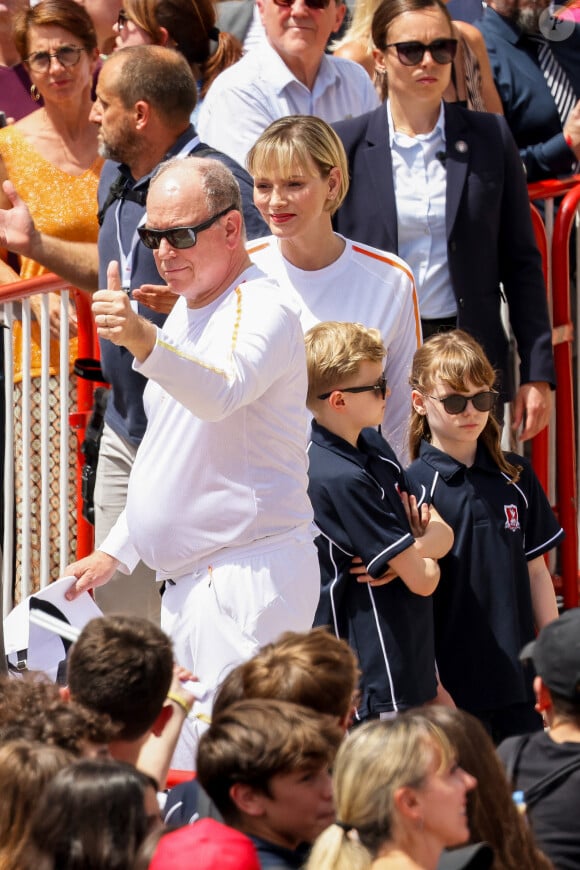 La princesse Charlène de Monaco, la princesse Gabriella de Monaco, comtesse de Carladès, le prince Jacques de Monaco, marquis des Baux, le prince Albert II de Monaco lors du relais de la Flamme Olympique des Jeux olympiques d'été de Paris 2024 à Monaco, le 18 juin 2024. Paris se prépare à accueillir les XXXIIIèmes Jeux Olympiques d'été, du 26 juillet au 11 août 2024. Jean-Charles Vinaj/Pool Monaco/Bestimage 