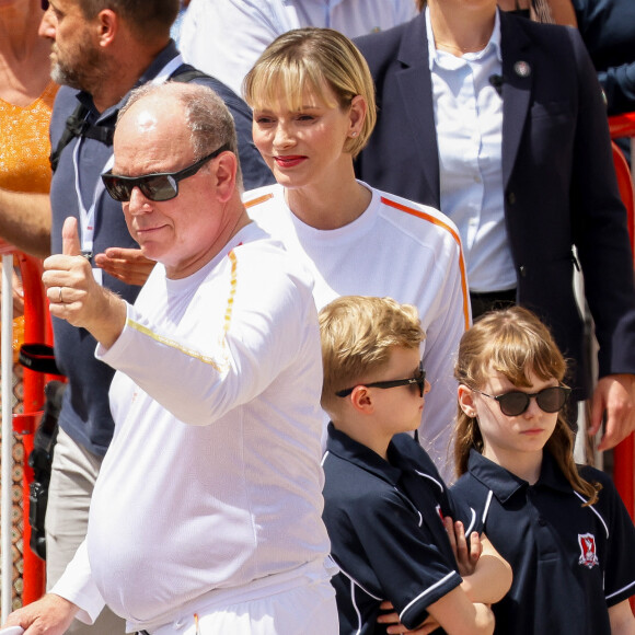 La princesse Charlène de Monaco, la princesse Gabriella de Monaco, comtesse de Carladès, le prince Jacques de Monaco, marquis des Baux, le prince Albert II de Monaco lors du relais de la Flamme Olympique des Jeux olympiques d'été de Paris 2024 à Monaco, le 18 juin 2024. Paris se prépare à accueillir les XXXIIIèmes Jeux Olympiques d'été, du 26 juillet au 11 août 2024. Jean-Charles Vinaj/Pool Monaco/Bestimage 