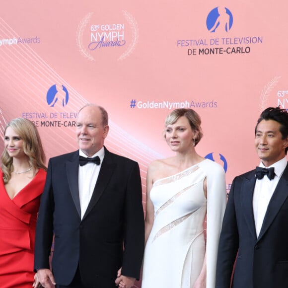 Louis Ducruet, Marie Ducruet (enceinte), Fiona Gubelmann, Will Yun Lee et SAS Le Prince Albert II de Monaco, la princesse Charlene et Camille Gottlieb. - La famille princière au photocall et cérémonie de clôture de la 63ème édition du Festival de Télévision de Monte-Carlo au Grimaldi Forum à Monaco le 18 juin 2024. © Denis Guignebourg / Bestimage