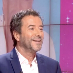 Après cinq ans d'absence à l'antenne, la chaîne du groupe Canal+ a relancé le programme le 1er juin dernier.
Exclusif - Captures d'écran - Frédéric François lors de l'enregistrement de l'émission "Les grands du rire", présentée par Bernard Montiel et Karen Cheryl, et diffusée le 22 juin sur C8