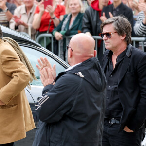 Jacques Dutronc et son fils Thomas Dutronc - Arrivées aux obsèques de l'auteure-compositrice-interprète et actrice française Françoise Hardy au cimetière du Père-Lachaise à Paris, France, le 20 juin 2024. © Jacovides-Moreau/Bestimage 