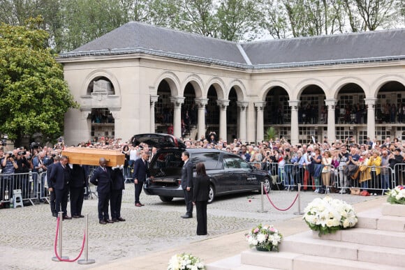 Arrivée du cercueil - Arrivées aux obsèques de l'auteure-compositrice-interprète et actrice française Françoise Hardy au cimetière du Père-Lachaise à Paris, France, le 20 juin 2024. © Jacovides-Moreau/Bestimage 