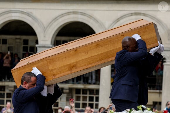 Et ont donc tenu à lui rendre ce dernier hommage.
Arrivée du cercueil - Arrivées aux obsèques de l'auteure-compositrice-interprète et actrice française Françoise Hardy au cimetière du Père-Lachaise à Paris, France, le 20 juin 2024. © Jacovides-Moreau/Bestimage 