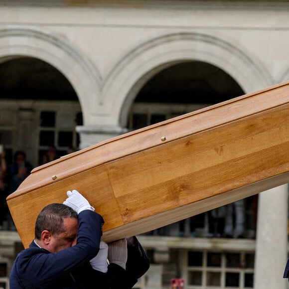 Et ont donc tenu à lui rendre ce dernier hommage.
Arrivée du cercueil - Arrivées aux obsèques de l'auteure-compositrice-interprète et actrice française Françoise Hardy au cimetière du Père-Lachaise à Paris, France, le 20 juin 2024. © Jacovides-Moreau/Bestimage 