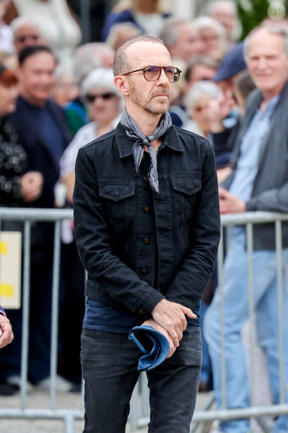 Calogero - Arrivées aux obsèques de l'auteure-compositrice-interprète et actrice française Françoise Hardy au cimetière du Père-Lachaise à Paris, France, le 20 juin 2024. © Jacovides-Moreau/Bestimage 