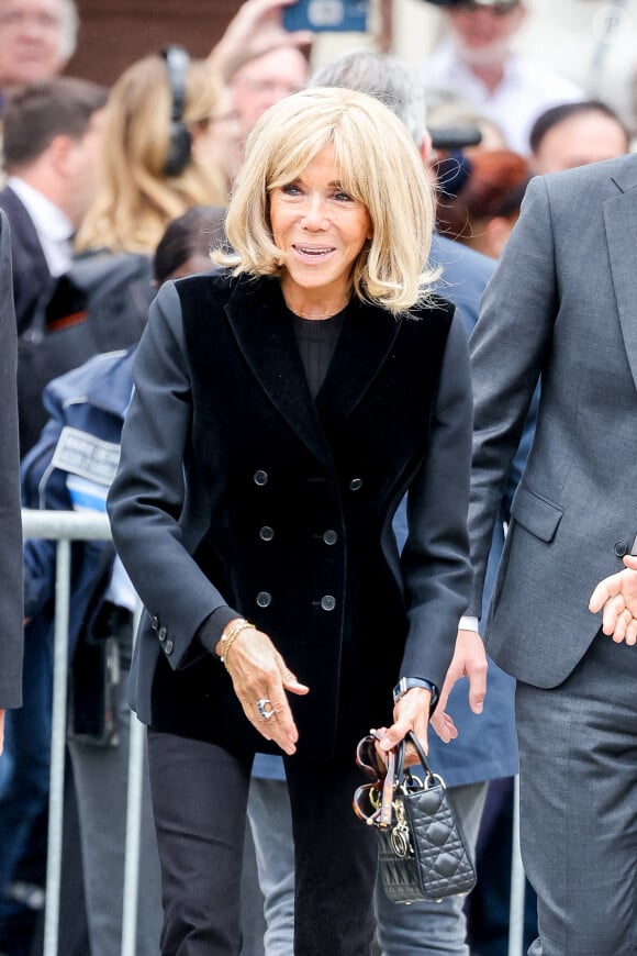 José Pietroboni, chef du protocole de l'Elysée, la première dame de France, Brigitte Macron et Tristan Bromet, chef de cabinet - Arrivées aux obsèques de l'auteure-compositrice-interprète et actrice française Françoise Hardy au cimetière du Père-Lachaise à Paris, France, le 20 juin 2024. © Jacovides-Moreau/Bestimage