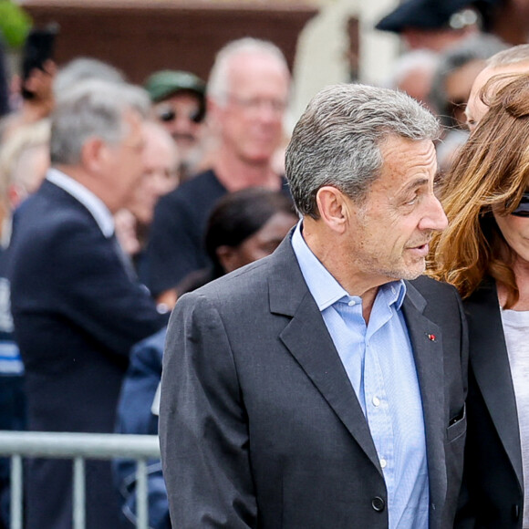 José Pietroboni, chef du protocole de l'Elysée, Nicolas Sarkozy et sa femme Carla Bruni - Arrivées aux obsèques de l'auteure-compositrice-interprète et actrice française Françoise Hardy au cimetière du Père-Lachaise à Paris, France, le 20 juin 2024. © Jacovides-Moreau/Bestimage 