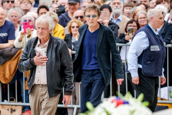 Dave et son compagnon Patrick Loiseau - Arrivées aux obsèques de l'auteure-compositrice-interprète et actrice française Françoise Hardy au cimetière du Père-Lachaise à Paris, France, le 20 juin 2024. © Jacovides-Moreau/Bestimage 