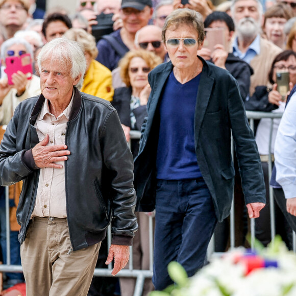 Dave et son compagnon Patrick Loiseau - Arrivées aux obsèques de l'auteure-compositrice-interprète et actrice française Françoise Hardy au cimetière du Père-Lachaise à Paris, France, le 20 juin 2024. © Jacovides-Moreau/Bestimage 