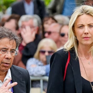 Laurent Voulzy et Isaure Le Faou - Arrivées aux obsèques de l'auteure-compositrice-interprète et actrice française Françoise Hardy au cimetière du Père-Lachaise à Paris, France, le 20 juin 2024. © Jacovides-Moreau/Bestimage 