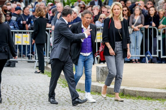 Laurent Voulzy et Isaure Le Faou - Arrivées aux obsèques de l'auteure-compositrice-interprète et actrice française Françoise Hardy au cimetière du Père-Lachaise à Paris, France, le 20 juin 2024. © Jacovides-Moreau/Bestimage 