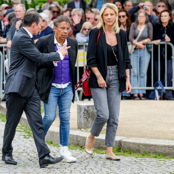 Laurent Voulzy et Isaure Le Faou - Arrivées aux obsèques de l'auteure-compositrice-interprète et actrice française Françoise Hardy au cimetière du Père-Lachaise à Paris, France, le 20 juin 2024. © Jacovides-Moreau/Bestimage 