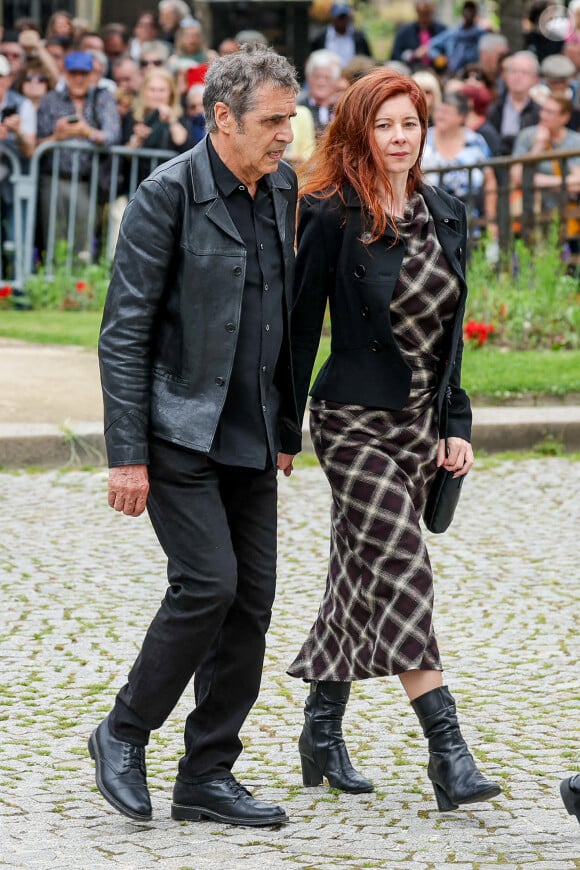 Julien Clerc et sa compagne Hélène Grémillon - Arrivées aux obsèques de l'auteure-compositrice-interprète et actrice française Françoise Hardy au cimetière du Père-Lachaise à Paris, France, le 20 juin 2024. © Jacovides-Moreau/Bestimage 