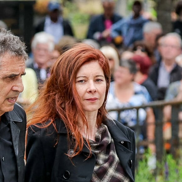 Julien Clerc et sa compagne Hélène Grémillon - Arrivées aux obsèques de l'auteure-compositrice-interprète et actrice française Françoise Hardy au cimetière du Père-Lachaise à Paris, France, le 20 juin 2024. © Jacovides-Moreau/Bestimage 